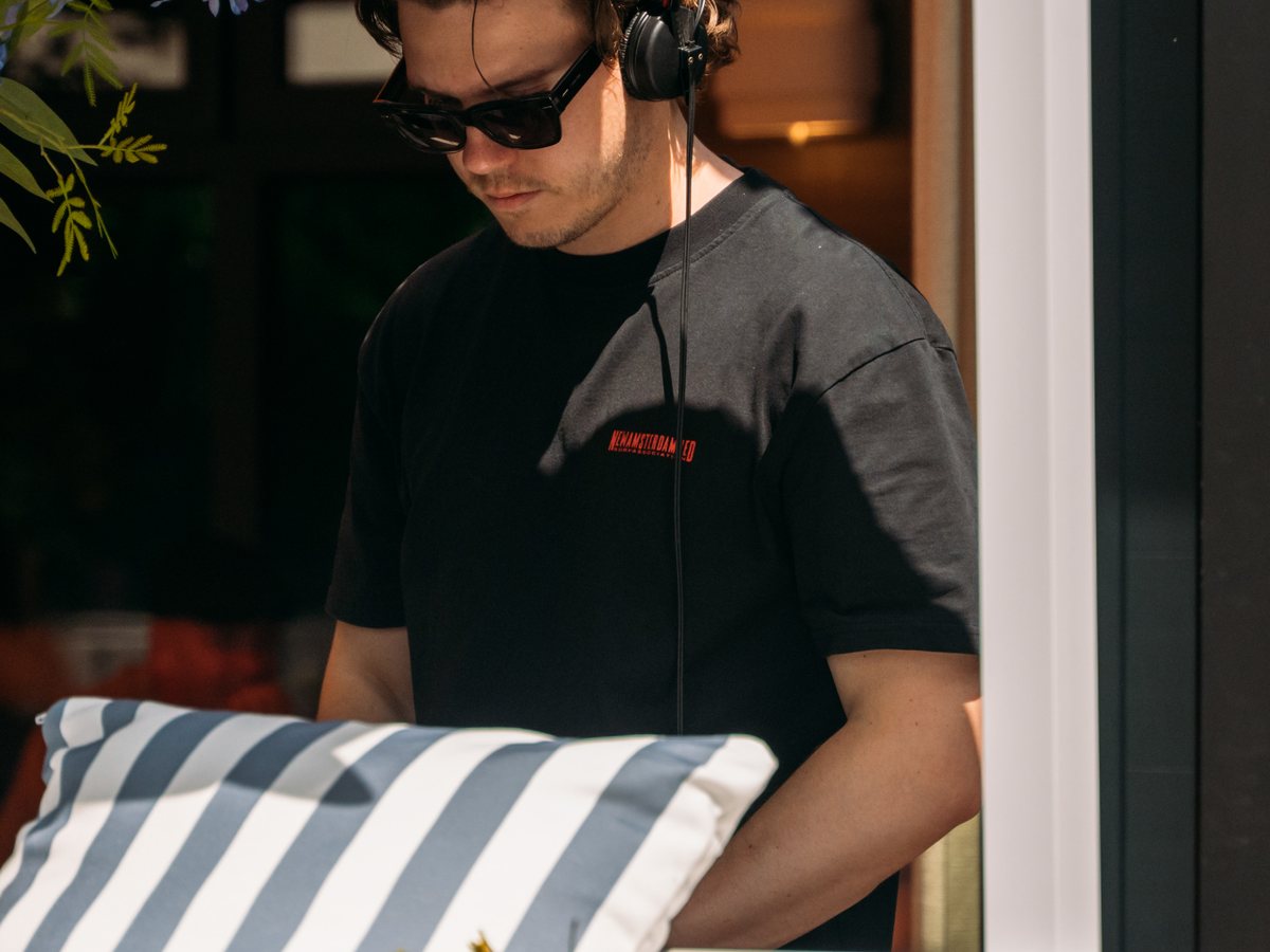 Een DJ draait op het terras van Brasserie Pastis